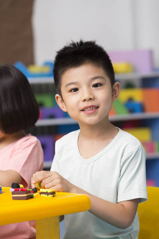 东方人,婴儿,儿童,两个人,伙伴,坐,微笑,竖图,彩色,室内,白天,侧面,游戏,快乐,友谊,幸福,纯洁,合作,桌子,玩具,北京,中国,图片,玩,娱乐,小孩,小女孩,背景墙,休闲,教室,放松,可爱,童年,童趣,益智,幼儿园,摄影,活泼,成长,模具,活动,希望,好奇,未来,发泄,消遣,智力,同伴,宝宝,纯真,烂漫,无邪,橡皮泥,宣泄,乐观,卡通画,伶俐,天真,友情,男孩,男人,男性,女人,女性,亚洲人,中国人,孩子,玩耍,嬉戏,半身,男生,bj174