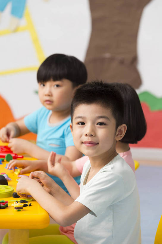 东方人,婴儿,儿童,三个人,伙伴,坐,微笑,竖图,彩色,室内,白天,侧面,游戏,快乐,友谊,幸福,纯洁,合作,桌子,玩具,北京,中国,图片,许多人,玩,娱乐,小孩,小女孩,背景墙,一群人,休闲,教室,放松,可爱,童年,童趣,益智,幼儿园,摄影,活泼,成长,模具,活动,希望,好奇,未来,发泄,消遣,智力,同伴,宝宝,纯真,烂漫,无邪,橡皮泥,宣泄,乐观,卡通画,伶俐,天真,友情,男孩,男人,男性,女人,女性,亚洲人,中国人,孩子,玩耍,嬉戏,半身,男生,bj174