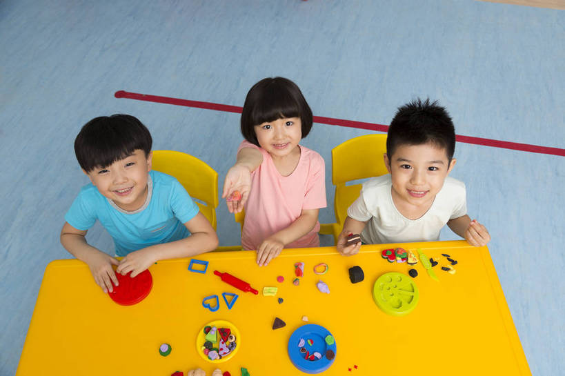 东方人,婴儿,儿童,三个人,伙伴,坐,微笑,横图,彩色,室内,白天,正面,游戏,快乐,友谊,幸福,纯洁,合作,桌子,玩具,北京,中国,图片,许多人,玩,娱乐,小孩,小女孩,背景墙,一群人,休闲,教室,放松,可爱,童年,童趣,益智,幼儿园,摄影,活泼,成长,模具,活动,希望,好奇,未来,发泄,消遣,智力,同伴,宝宝,纯真,烂漫,无邪,橡皮泥,宣泄,乐观,卡通画,伶俐,天真,友情,男孩,男人,男性,女人,女性,亚洲人,中国人,孩子,玩耍,嬉戏,半身,男生,bj174
