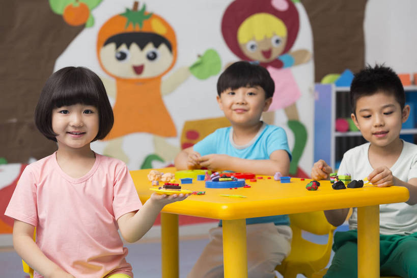 东方人,婴儿,儿童,三个人,伙伴,坐,微笑,横图,彩色,室内,白天,正面,游戏,快乐,友谊,幸福,纯洁,合作,桌子,玩具,北京,中国,图片,许多人,玩,娱乐,小孩,小女孩,背景墙,一群人,休闲,教室,放松,可爱,童年,童趣,益智,幼儿园,摄影,活泼,成长,模具,活动,希望,好奇,未来,发泄,消遣,智力,同伴,宝宝,纯真,烂漫,无邪,橡皮泥,宣泄,乐观,卡通画,伶俐,天真,友情,男孩,男人,男性,女人,女性,亚洲人,中国人,孩子,玩耍,嬉戏,半身,男生,bj174