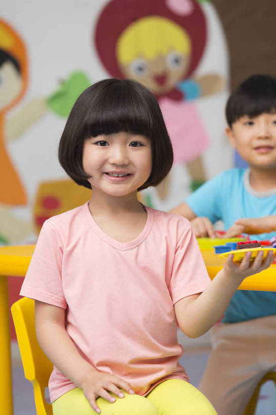 东方人,婴儿,儿童,两个人,伙伴,坐,微笑,竖图,彩色,室内,白天,正面,游戏,快乐,友谊,幸福,纯洁,合作,桌子,玩具,北京,中国,图片,玩,娱乐,小孩,小女孩,背景墙,休闲,教室,放松,可爱,童年,童趣,益智,幼儿园,摄影,活泼,成长,模具,活动,希望,好奇,未来,发泄,消遣,智力,同伴,宝宝,纯真,烂漫,无邪,橡皮泥,宣泄,乐观,卡通画,伶俐,天真,友情,男孩,男人,男性,女人,女性,亚洲人,中国人,孩子,玩耍,嬉戏,半身,男生,bj174