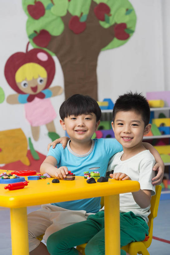 东方人,婴儿,儿童,两个人,伙伴,坐,微笑,竖图,彩色,室内,白天,正面,侧面,游戏,快乐,友谊,幸福,纯洁,合作,桌子,玩具,北京,中国,图片,玩,娱乐,小孩,背景墙,休闲,教室,放松,可爱,童年,童趣,益智,幼儿园,摄影,活泼,成长,模具,活动,希望,好奇,未来,发泄,消遣,智力,同伴,宝宝,纯真,烂漫,无邪,橡皮泥,宣泄,乐观,卡通画,伶俐,天真,友情,男孩,男人,男性,亚洲人,中国人,孩子,玩耍,嬉戏,半身,男生,bj174