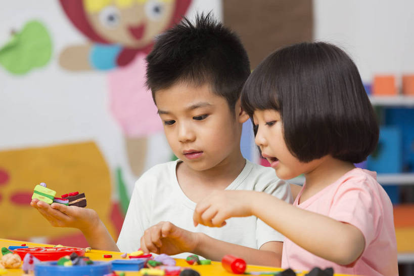 东方人,婴儿,儿童,两个人,伙伴,坐,微笑,横图,彩色,室内,白天,侧面,游戏,快乐,友谊,幸福,纯洁,合作,桌子,玩具,北京,中国,图片,玩,娱乐,小孩,小女孩,背景墙,休闲,教室,放松,可爱,童年,童趣,益智,幼儿园,摄影,活泼,成长,模具,活动,希望,好奇,未来,发泄,消遣,智力,同伴,宝宝,纯真,烂漫,无邪,橡皮泥,宣泄,乐观,卡通画,伶俐,天真,友情,男孩,男人,男性,女人,女性,亚洲人,中国人,孩子,玩耍,嬉戏,半身,男生,bj174