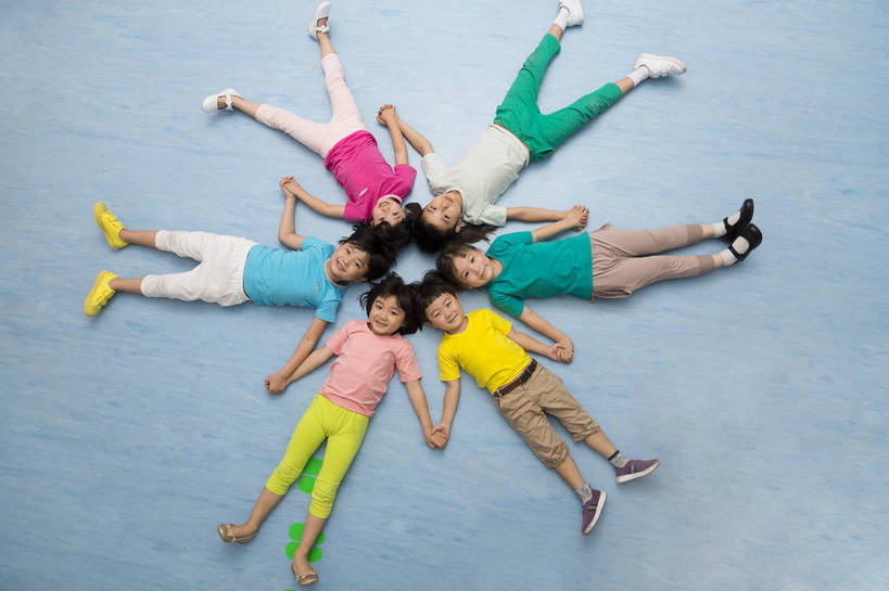 东方人,婴儿,儿童,伙伴,横图,俯视,彩色,室内,白天,背景,正面,快乐,友谊,幸福,纯洁,合作,地板,北京,中国,图片,许多人,排列,小孩,小女孩,六个人,一群人,休息,教室,调皮,放松,可爱,童年,童趣,幼儿园,摄影,活泼,成长,希望,好奇,未来,同伴,宝宝,纯真,烂漫,无邪,乐观,伶俐,天真,友情,男孩,男人,男性,女人,女性,亚洲人,中国人,孩子,躺着,全身,男生,bj174