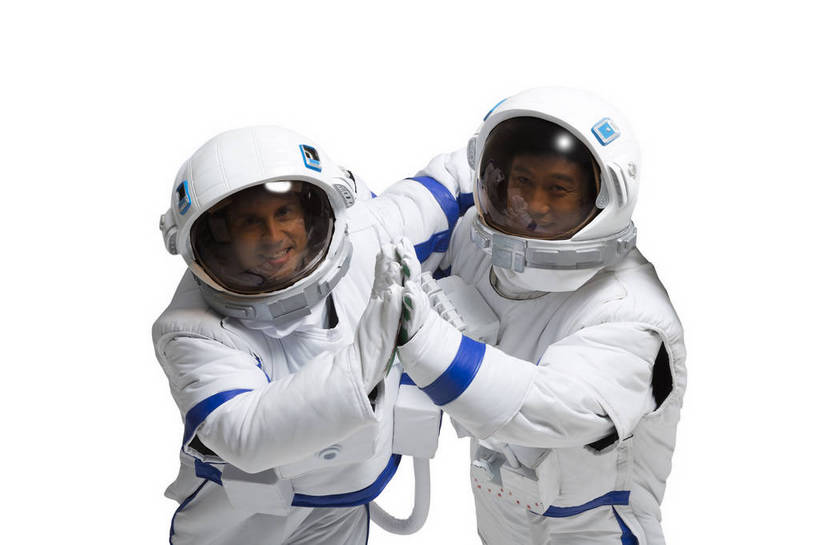 东方人,西方人,中年人,两个人,伙伴,宇航员,飞行员,走,微笑,横图,彩色,室内,白天,留白,抠图,白色背景,正面,探险,合作,团队,信心,技术,航天,高科技,科技,北京,欧洲,中国,欧洲人,击掌,漫步,宇航服,科学,头盔,图片,探索,自信,摄影,靠近,勾肩搭背,科学技术,未来,太空服,成就,航天员,梦想,太空人,团结,友情,男人,男性,年轻男性,白种人,亚洲人,中国人,年轻人,半身,影棚拍摄,愉快,太空行走,bj174