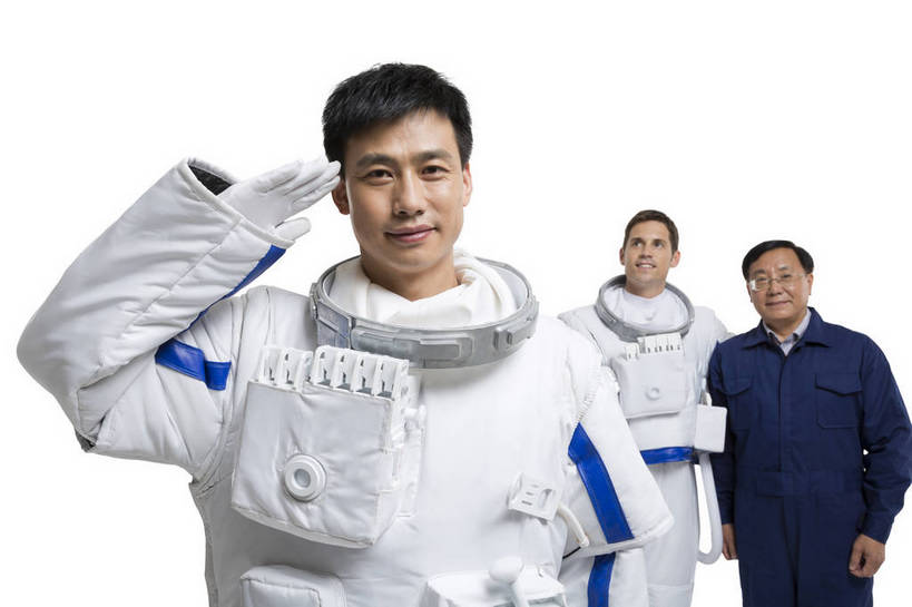 东方人,西方人,中年人,三个人,伙伴,设计师,宇航员,飞行员,科学家,工程师,站,微笑,横图,彩色,室内,白天,留白,抠图,白色背景,正面,探险,合作,团队,信心,技术,航天,高科技,科技,北京,欧洲,中国,欧洲人,宇航服,科学,头盔,图片,排列,并肩,探索,自信,摄影,科学技术,未来,太空服,成就,航天员,梦想,行礼,军礼,太空人,团结,友情,男人,男性,年轻男性,中年男性,白种人,亚洲人,中国人,年轻人,半身,影棚拍摄,愉快,bj174