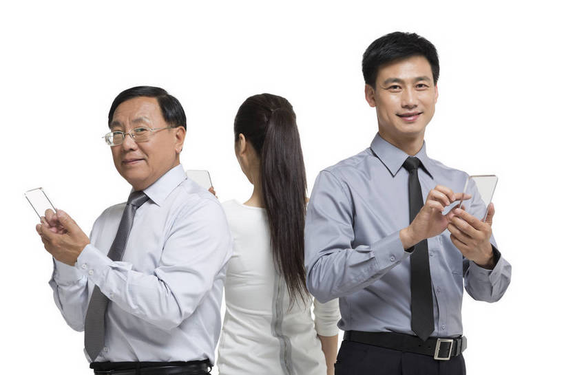 东方人,中年人,三个人,伙伴,科学家,站,横图,彩色,室内,白天,留白,抠图,白色背景,侧面,时尚,合作,团队,信心,显示器,技术,高科技,科技,手机,北京,中国,正装,工作,科学,屏幕,图片,显示屏,现代,背面,背靠背,美女,自信,摄影,生活方式,使用,科学技术,未来,科研人员,工作装,成就,研究者,液晶显示器,梦想,输出设备,科学研究者,团结,友情,男人,男性,年轻男性,年轻女性,女人,女性,中国人,年轻人,科学工作者,半身,影棚拍摄,愉快,bj174