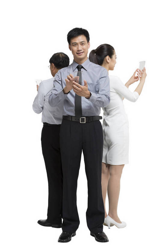 东方人,中年人,三个人,伙伴,科学家,站,竖图,彩色,室内,白天,留白,抠图,白色背景,正面,时尚,合作,团队,信心,显示器,技术,高科技,科技,手机,北京,中国,正装,工作,科学,屏幕,图片,显示屏,现代,背面,背靠背,展示,美女,自信,摄影,生活方式,科学技术,未来,科研人员,工作装,成就,研究者,液晶显示器,梦想,输出设备,科学研究者,团结,友情,男人,男性,年轻男性,年轻女性,女人,女性,中国人,年轻人,科学工作者,全身,影棚拍摄,愉快,bj174
