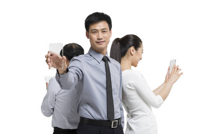 东方人,中年人,三个人,伙伴,科学家,站,横图,彩色,室内,白天,留白,抠图,白色背景,正面,时尚,合作,团队,信心,显示器,技术,高科技,科技,手机,北京,中国,正装,工作,科学,屏幕,图片,显示屏,现代,背面,背靠背,展示,美女,自信,摄影,生活方式,科学技术,未来,科研人员,工作装,成就,研究者,液晶显示器,梦想,输出设备,科学研究者,团结,友情,男人,男性,年轻男性,年轻女性,女人,女性,中国人,年轻人,科学工作者,半身,影棚拍摄,愉快,bj174
