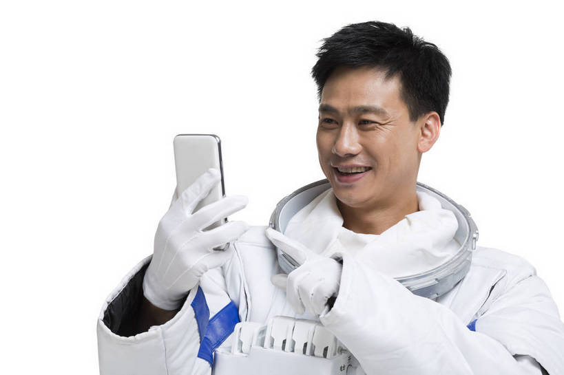 东方人,中年人,一个人,宇航员,飞行员,站,微笑,横图,彩色,室内,白天,留白,抠图,白色背景,正面,探险,信心,技术,航天,高科技,科技,手机,北京,中国,仅一个男性,宇航服,科学,图片,拍照,展示,探索,自信,自拍,摄影,使用,科学技术,未来,太空服,成就,航天员,梦想,太空人,男人,男性,年轻男性,亚洲人,中国人,年轻人,半身,影棚拍摄,愉快,bj174