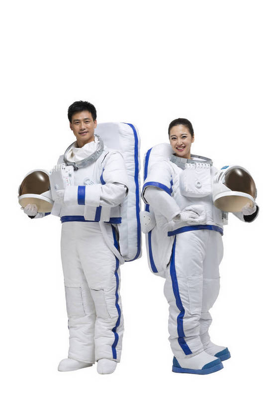 东方人,中年人,两个人,伙伴,宇航员,飞行员,微笑,竖图,彩色,室内,白天,留白,抠图,白色背景,侧面,探险,合作,团队,信心,技术,高科技,科技,北京,中国,宇航服,科学,头盔,图片,背靠背,美女,探索,自信,摄影,靠近,科学技术,未来,太空服,成就,航天员,梦想,太空人,航天站,团结,友情,男人,男性,年轻男性,年轻女性,女人,女性,亚洲人,中国人,年轻人,捧着,全身,影棚拍摄,愉快,bj174