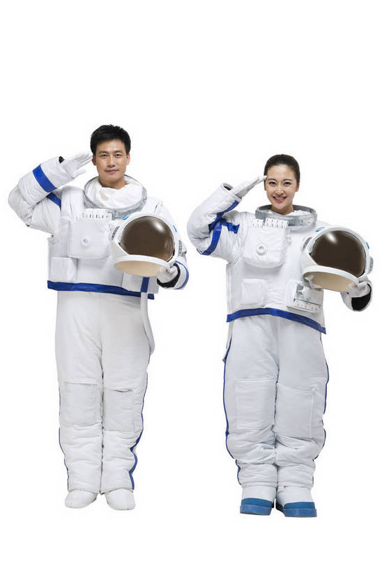 东方人,中年人,两个人,伙伴,宇航员,飞行员,微笑,竖图,彩色,室内,白天,留白,抠图,白色背景,正面,探险,合作,团队,信心,技术,高科技,科技,北京,中国,宇航服,科学,头盔,图片,美女,探索,自信,摄影,科学技术,敬礼,未来,太空服,成就,航天员,梦想,军礼,太空人,航天站,团结,友情,男人,男性,年轻男性,年轻女性,女人,女性,亚洲人,中国人,年轻人,捧着,全身,影棚拍摄,愉快,bj174