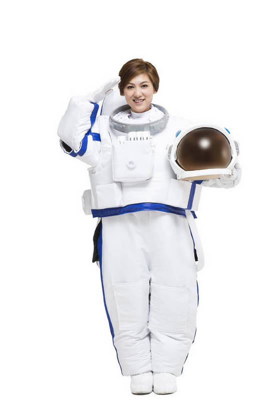 东方人,一个人,宇航员,飞行员,站,微笑,竖图,彩色,室内,白天,留白,抠图,白色背景,正面,探险,信心,技术,航天,高科技,科技,北京,中国,仅一个年轻女性,宇航服,科学,头盔,图片,美女,探索,自信,摄影,科学技术,敬礼,未来,太空服,成就,航天员,梦想,军礼,太空人,年轻女性,女人,女性,中国人,年轻人,捧着,全身,影棚拍摄,愉快,bj174