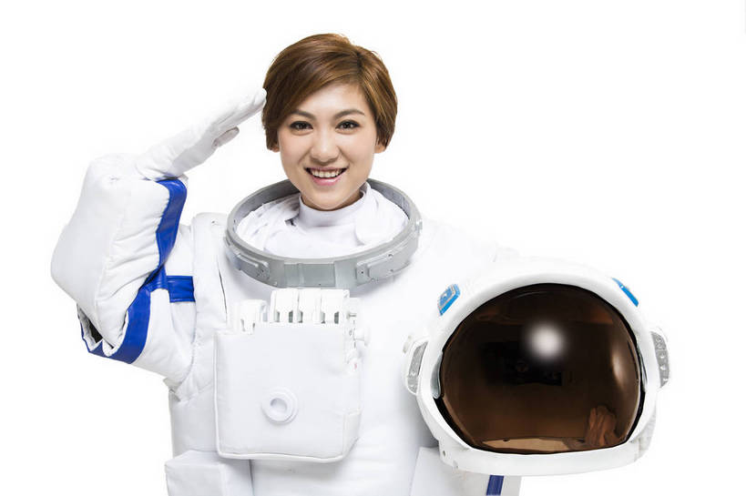 东方人,一个人,宇航员,飞行员,站,微笑,横图,彩色,室内,白天,留白,抠图,白色背景,正面,探险,信心,技术,航天,高科技,科技,北京,中国,仅一个年轻女性,宇航服,科学,头盔,图片,美女,探索,自信,摄影,科学技术,敬礼,未来,太空服,成就,航天员,梦想,军礼,太空人,年轻女性,女人,女性,中国人,年轻人,捧着,半身,影棚拍摄,愉快,bj174