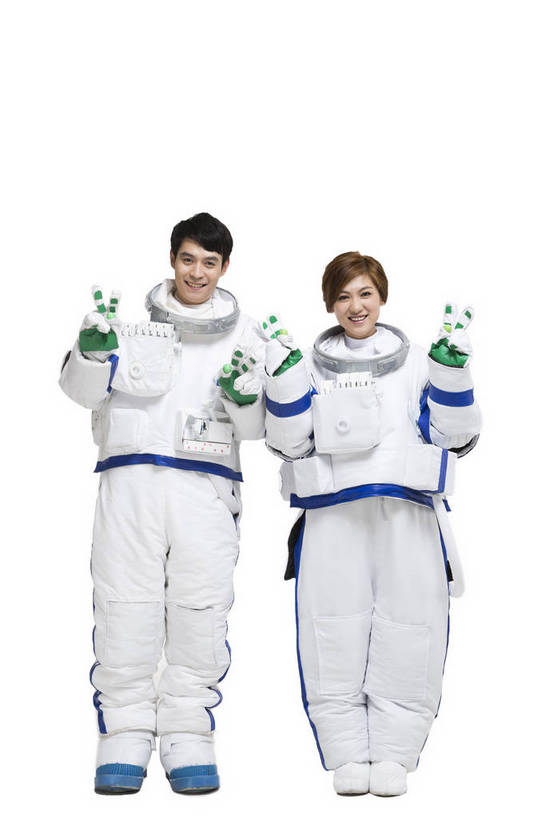 东方人,中年人,两个人,伙伴,宇航员,飞行员,站,微笑,竖图,彩色,室内,白天,留白,抠图,白色背景,正面,探险,胜利,合作,团队,信心,技术,航天,高科技,科技,北京,中国,宇航服,科学,图片,手势,美女,探索,自信,摄影,科学技术,未来,太空服,成就,航天员,梦想,太空人,团结,友情,男人,男性,年轻男性,年轻女性,女人,女性,亚洲人,中国人,年轻人,举手,全身,影棚拍摄,愉快,打手势,bj174