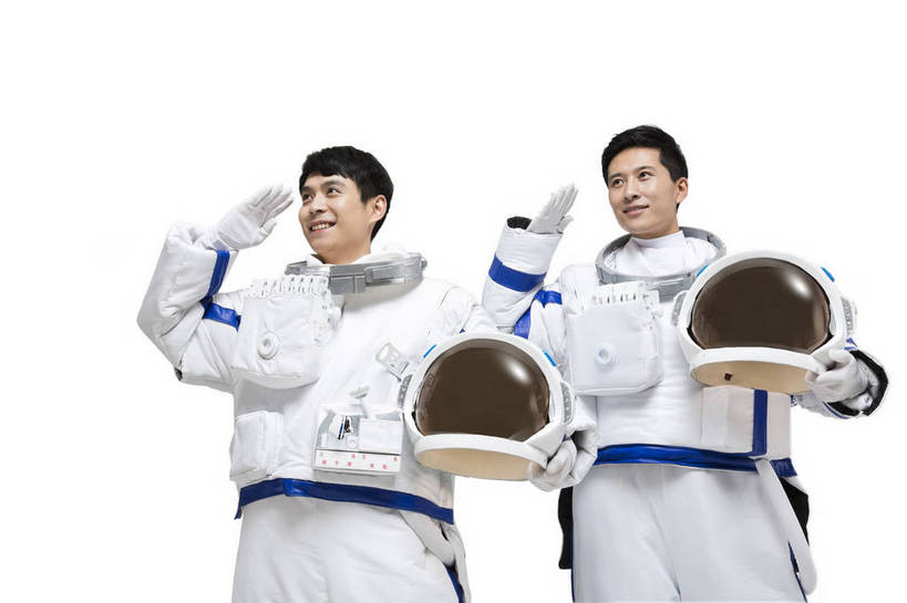 东方人,西方人,中年人,两个人,伙伴,宇航员,飞行员,站,微笑,横图,彩色,室内,白天,留白,抠图,白色背景,正面,探险,合作,团队,信心,技术,航天,高科技,科技,北京,欧洲,中国,欧洲人,宇航服,科学,头盔,图片,探索,自信,摄影,科学技术,敬礼,未来,太空服,成就,亲近,航天员,梦想,军礼,太空人,团结,友情,男人,男性,年轻男性,白种人,亚洲人,中国人,年轻人,捧着,半身,影棚拍摄,愉快,bj174