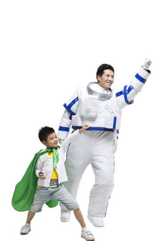 东方人,儿童,中年人,两个人,家庭,宇航员,飞行员,站,微笑,竖图,彩色,室内,白天,留白,抠图,白色背景,侧面,快乐,探险,信心,航天,高科技,科技,北京,中国,飞翔,宇航服,科学,图片,外套,小孩,站着,温馨,父子,休闲服,披风,可爱,探索,童年,童趣,自信,摄影,希望,未来,太空服,亲情,航天员,梦想,斗篷,太空人,天真,男孩,男人,男性,年轻男性,亚洲人,中国人,孩子,年轻人,外衣,站立,全身,影棚拍摄,欢乐,愉快,男生,莲蓬衣,bj174