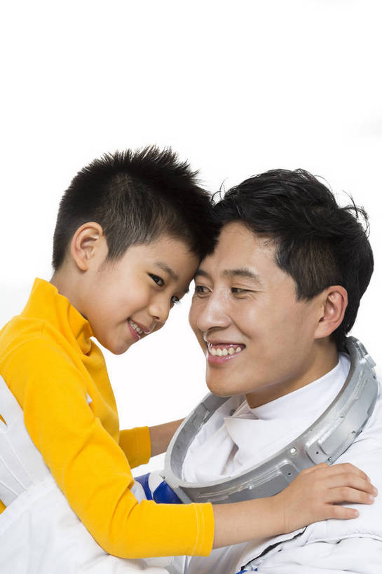 东方人,儿童,中年人,两个人,家庭,宇航员,飞行员,站,蹲,微笑,竖图,彩色,室内,白天,留白,抠图,白色背景,侧面,快乐,探险,信心,航天,高科技,科技,北京,中国,宇航服,科学,图片,鼓励,小孩,站着,温馨,父子,休闲服,可爱,探索,童年,童趣,自信,摄影,希望,未来,太空服,亲近,亲情,顶头,航天员,梦想,太空人,天真,男孩,男人,男性,年轻男性,亚洲人,中国人,孩子,年轻人,站立,半身,影棚拍摄,欢乐,愉快,男生,bj174