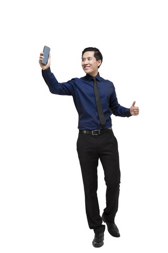东方人,中年人,一个人,科学家,走,微笑,竖图,彩色,室内,白天,留白,抠图,白色背景,正面,西装,时尚,信心,技术,高科技,科技,手机,北京,中国,仅一个男性,漫步,正装,工作,科学,图片,现代,展示,自信,摄影,生活方式,使用,科学技术,未来,科研人员,成就,研究者,梦想,科学研究者,男人,男性,年轻男性,亚洲人,中国人,年轻人,科学工作者,全身,影棚拍摄,愉快,bj174