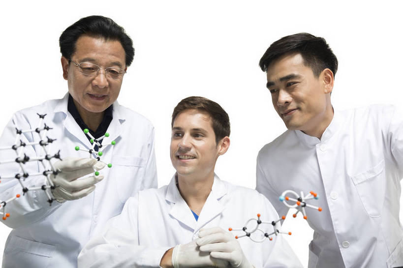 东方人,西方人,中年人,老年人,三个人,伙伴,药剂师,科学家,横图,彩色,室内,白天,抠图,白色背景,正面,友谊,成功,合作,机器,实验,研发,分子,科技,北京,中国,欧洲人,服装,研究,科学,化学,图片,实验室,设备,衣服,白色,模型,健康,机械,成熟,活力,自信,摄影,服饰,科研,培育,衣着,白大褂,工作装,原子,穿着,化验,检验,实验服,粒子,精明,衣饰,化学家,研讨,试验,协作,老年男性,男人,男性,年轻男性,中年男性,亚洲人,中国人,年轻人,科学工作者,半身,影棚拍摄,愉快,实验衣,bj174