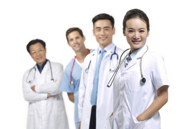 东方人,西方人,中年人,老年人,四个人,伙伴,医生,护士,医院,站,微笑,横图,彩色,室内,白天,抠图,白色背景,正面,侧面,友谊,成功,合作,北京,中国,欧洲人,研究,图片,美丽,听诊器,医护人员,健康,成熟,活力,自信,摄影,优雅,医疗,工作装,诊疗,手术服,精明,协作,老年男性,男人,男性,年轻男性,年轻女性,女人,女性,中年男性,亚洲人,中国人,年轻人,半身,影棚拍摄,愉快,bj174