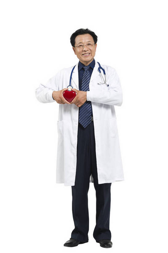 东方人,中年人,老年人,心脏,医生,医院,站,微笑,竖图,彩色,室内,白天,抠图,白色背景,正面,成功,北京,中国,仅一个人,研究,图片,模型,听诊器,医护人员,医疗人员,健康,展示,成熟,活力,自信,讲解,摄影,医疗,白大褂,工作装,诊疗,精明,老年男性,男人,男性,中年男性,亚洲人,中国人,心,大夫,全身,影棚拍摄,愉快,人体模型,bj174