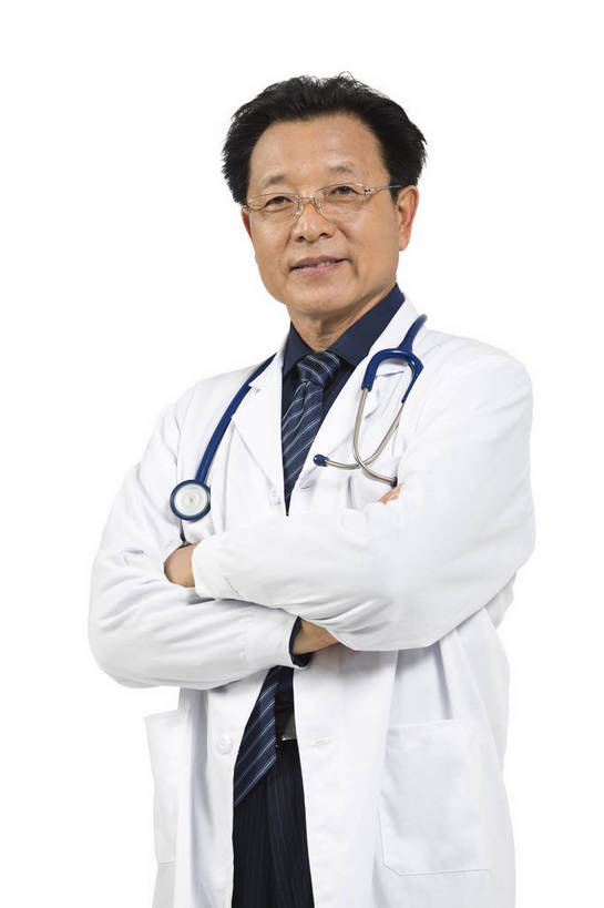 东方人,中年人,老年人,医生,医院,站,微笑,竖图,彩色,室内,白天,抠图,白色背景,侧面,成功,北京,中国,仅一个人,研究,图片,听诊器,医护人员,医疗人员,健康,成熟,活力,自信,摄影,医疗,白大褂,工作装,诊疗,精明,老年男性,男人,男性,中年男性,亚洲人,中国人,大夫,半身,影棚拍摄,愉快,bj174