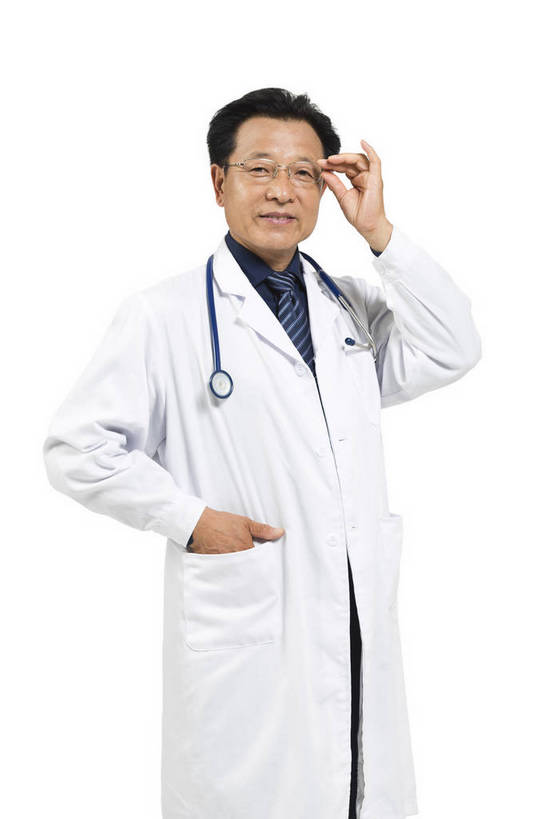 东方人,中年人,老年人,医生,医院,站,微笑,竖图,彩色,室内,白天,抠图,白色背景,侧面,成功,北京,中国,仅一个人,研究,图片,听诊器,医护人员,医疗人员,健康,成熟,活力,自信,摄影,医疗,白大褂,工作装,诊疗,精明,老年男性,男人,男性,中年男性,亚洲人,中国人,大夫,半身,影棚拍摄,愉快,bj174