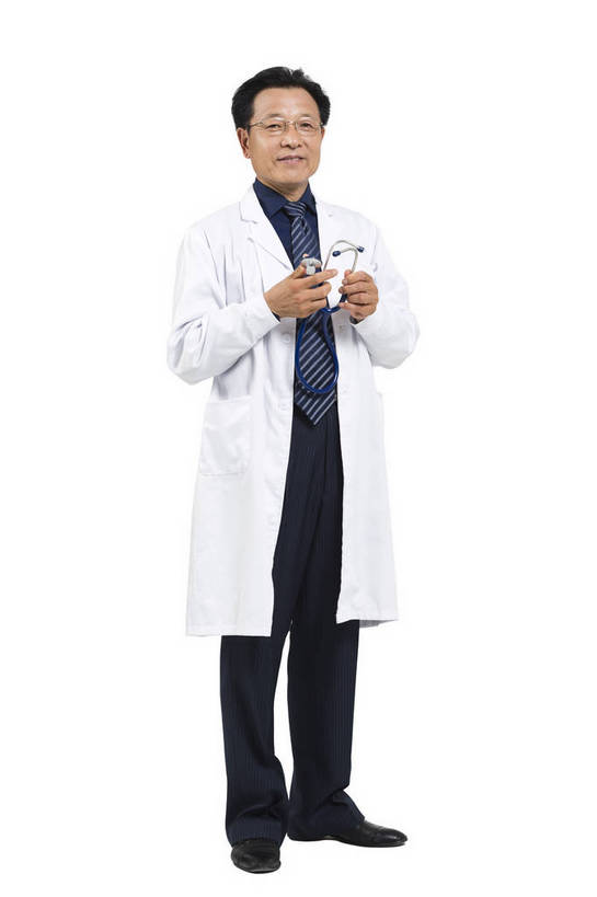 东方人,中年人,老年人,医生,医院,站,微笑,竖图,彩色,室内,白天,抠图,白色背景,侧面,成功,北京,中国,仅一个人,研究,图片,听诊器,医护人员,医疗人员,健康,成熟,活力,自信,摄影,医疗,白大褂,工作装,诊疗,精明,老年男性,男人,男性,中年男性,亚洲人,中国人,大夫,全身,影棚拍摄,愉快,bj174