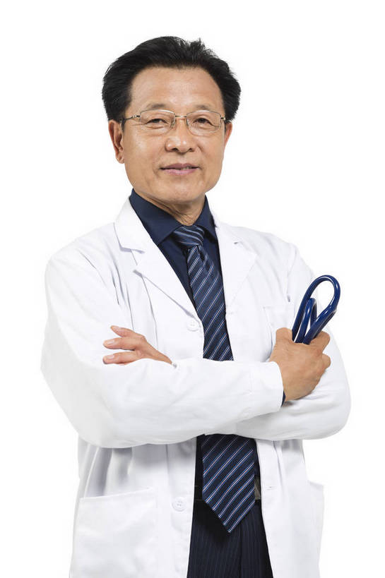 东方人,中年人,老年人,医生,医院,站,微笑,竖图,彩色,室内,白天,抠图,白色背景,侧面,成功,北京,中国,仅一个人,研究,图片,听诊器,医护人员,医疗人员,健康,成熟,活力,自信,摄影,医疗,白大褂,工作装,诊疗,精明,老年男性,男人,男性,中年男性,亚洲人,中国人,大夫,半身,影棚拍摄,愉快,bj174