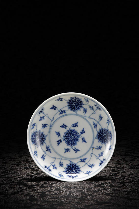 竖图,彩色,室内,白天,静物,花瓶,北京,中国,风俗,瓷器,盘,图片,陶瓷,陶瓷制品,艺术品,古典,文化,文物,传统,瓶子,工艺品,精神,摄影,古董,珍贵,黑背景,古物,文明,中国文化,珍藏,精美,古玩,古代文明,制度,影棚拍摄,保藏,收藏,传统文化,青花缠枝花卉赏瓶,bj174