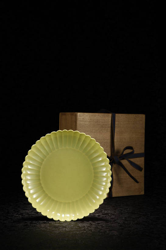 竖图,彩色,室内,白天,绘画,静物,北京,中国,风俗,彩绘,瓷器,盘,图片,陶瓷,艺术品,古典,文化,文物,传统,盘子,工艺品,精神,摄影,古董,珍贵,陶艺,黑背景,古物,文明,中国文化,珍藏,精美,古玩,彩釉,古代文明,制度,画画,影棚拍摄,保藏,收藏,传统文化,红釉,bj174