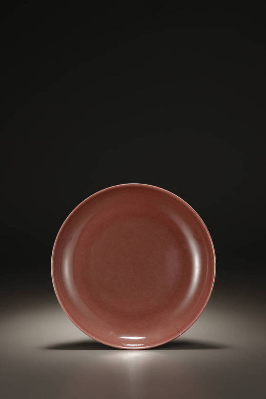 竖图,彩色,室内,白天,绘画,静物,北京,中国,风俗,彩绘,瓷器,盘,图片,陶瓷,艺术品,古典,文化,文物,传统,盘子,工艺品,精神,摄影,古董,珍贵,陶艺,黑背景,古物,文明,中国文化,珍藏,精美,古玩,彩釉,古代文明,制度,画画,影棚拍摄,保藏,收藏,传统文化,红釉,红釉盘,bj174