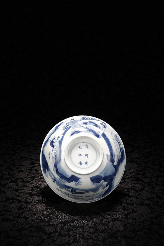 竖图,彩色,室内,白天,静物,北京,中国,风俗,瓷器,图片,艺术品,古典,文化,文物,传统,工艺品,碗,精神,摄影,古董,珍贵,黑背景,古物,宽阔,文明,中国文化,珍藏,精美,古玩,宽敞,古代文明,制度,影棚拍摄,保藏,收藏,传统文化,豁达,bj174