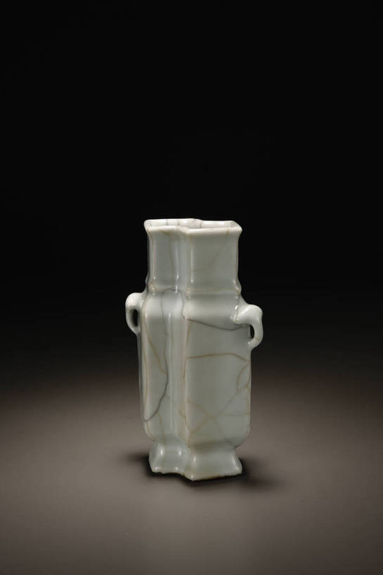 竖图,彩色,室内,白天,静物,北京,中国,风俗,瓷器,罐子,瓶,图片,陶瓷,陶瓷制品,艺术品,古典,文化,文物,传统,瓶子,工艺品,精神,摄影,古董,珍贵,黑背景,古物,文明,中国文化,珍藏,精美,古玩,古代文明,制度,影棚拍摄,保藏,收藏,传统文化,双联瓶,bj174