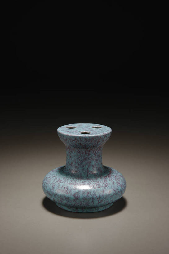 竖图,彩色,室内,白天,绘画,智慧,静物,北京,中国,花纹,风俗,艺术,纹路,彩绘,瓷器,图片,纹理,陶瓷,艺术品,古典,文化,文物,传统,插花,工艺品,精神,摄影,古董,插花艺术,珍贵,创造,陶艺,黑背景,古物,文明,中国文化,斑纹,珍藏,创作,底座,精美,想象,古玩,肌理,彩釉,古代文明,制度,画画,影棚拍摄,保藏,收藏,传统文化,花插,蓝釉,bj174