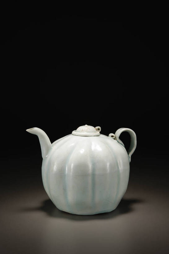 竖图,彩色,室内,白天,绘画,静物,北京,中国,风俗,彩绘,瓷器,壶,图片,陶瓷,艺术品,古典,文化,文物,传统,水壶,茶壶,工艺品,精神,摄影,古董,珍贵,陶艺,黑背景,古物,文明,中国文化,珍藏,精美,古玩,彩釉,古代文明,制度,画画,影棚拍摄,保藏,收藏,传统文化,bj174