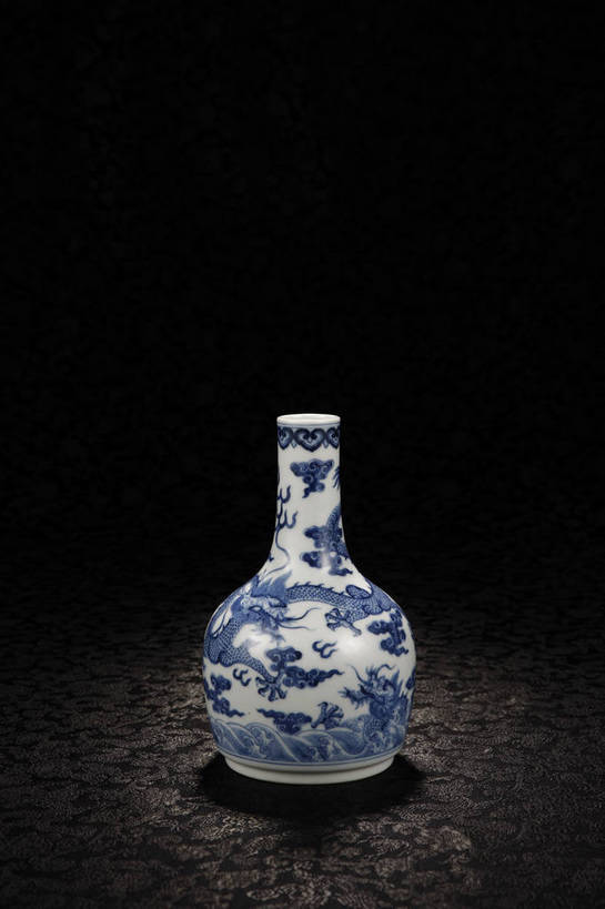 竖图,彩色,室内,白天,静物,北京,中国,花纹,风俗,艺术,纹路,瓷器,瓶,图片,纹理,手工艺品,陶瓷,陶瓷制品,艺术品,古典,文化,文物,传统,瓶子,工艺品,精神,摄影,古董,青花瓷,珍贵,黑背景,高雅,古物,文明,中国文化,斑纹,珍藏,精美,古玩,肌理,自信心,品位,龙纹,古代文明,制度,磁器,白地青花瓷,青花,影棚拍摄,保藏,夔龙纹,夔纹,收藏,传统文化,天球瓶,bj174
