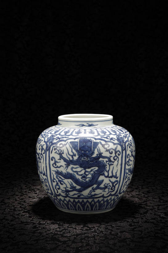 竖图,彩色,室内,白天,静物,北京,中国,花纹,风俗,艺术,纹路,瓷器,罐,罐子,图片,纹理,手工艺品,艺术品,古典,文化,文物,传统,瓶子,工艺品,精神,摄影,古董,青花瓷,珍贵,黑背景,高雅,古物,文明,中国文化,斑纹,珍藏,精美,古玩,肌理,自信心,品位,龙纹,古代文明,制度,磁器,白地青花瓷,青花,影棚拍摄,保藏,夔龙纹,夔纹,收藏,传统文化,bj174