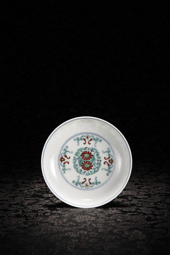 竖图,彩色,室内,白天,绘画,静物,餐具,北京,中国,花纹,风俗,纹路,彩绘,瓷器,碟子,盘,图片,纹理,陶瓷,艺术品,古典,文化,文物,传统,盘子,工艺品,碟,精神,摄影,古董,珍贵,陶艺,黑背景,古物,文明,中国文化,斑纹,珍藏,精美,古玩,肌理,彩釉,古代文明,制度,画画,影棚拍摄,保藏,收藏,传统文化,斗彩,逗彩,花卉纹,bj174