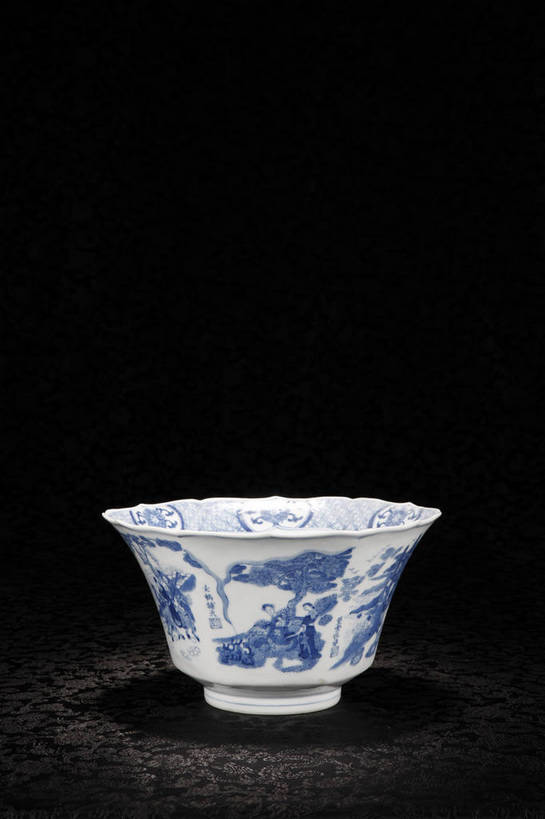 竖图,彩色,室内,白天,静物,北京,中国,风俗,艺术,瓷器,图片,手工艺品,陶瓷,陶瓷制品,艺术品,古典,文化,文物,传统,容器,工艺品,碗,精神,摄影,古董,储藏,青花瓷,珍贵,黑背景,高雅,古物,文明,中国文化,珍藏,精美,古玩,自信心,品位,古代文明,制度,磁器,白地青花瓷,青花,影棚拍摄,保藏,收藏,贮存,传统文化,bj174