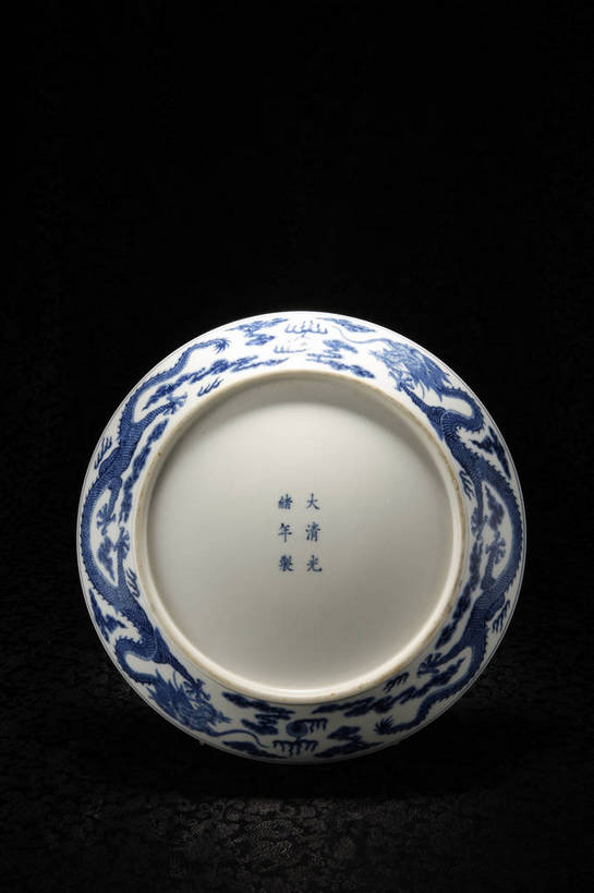 竖图,彩色,室内,白天,成功,静物,餐具,北京,中国,风俗,龙,瓷器,碟子,盘,图片,艺术品,古典,文化,文物,传统,盘子,工艺品,碟,精神,摄影,古董,珍贵,黑背景,古物,高贵,文明,中国文化,珍藏,图腾,传说,精美,古玩,祥瑞,灵兽,二龙戏珠,权势,尊荣,古代文明,制度,幸运,影棚拍摄,保藏,收藏,传统文化,龙珠,bj174