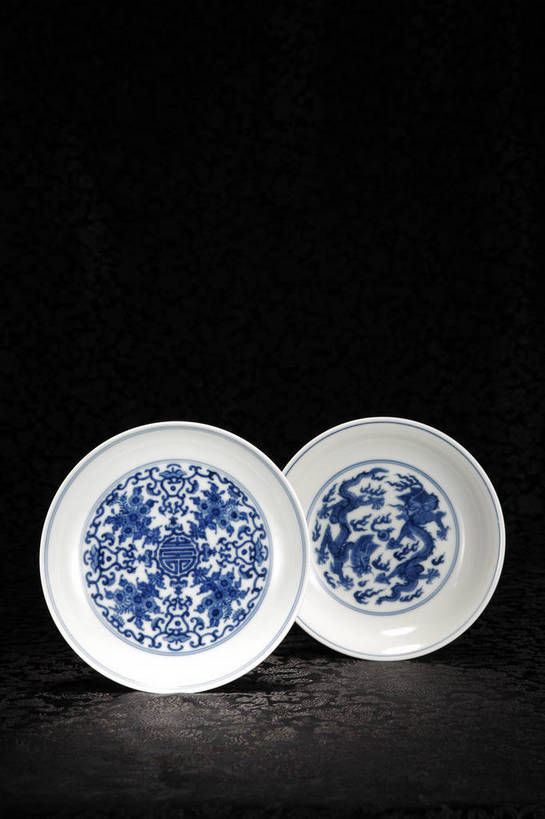 竖图,彩色,室内,白天,静物,北京,中国,花纹,风俗,艺术,纹路,瓷器,图片,纹理,手工艺品,陶瓷,陶瓷制品,艺术品,古典,文化,文物,传统,容器,工艺品,碗,精神,摄影,古董,储藏,青花瓷,珍贵,黑背景,高雅,古物,储存,文明,中国文化,斑纹,珍藏,精美,古玩,肌理,自信心,品位,龙纹,古代文明,制度,磁器,白地青花瓷,青花,影棚拍摄,保藏,夔龙纹,夔纹,收藏,贮存,传统文化,寿字纹,bj174