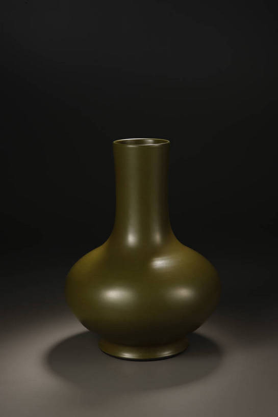 竖图,彩色,室内,白天,绘画,静物,北京,中国,风俗,彩绘,瓷器,瓶,图片,陶瓷,陶瓷制品,艺术品,古典,文化,文物,传统,瓶子,工艺品,精神,摄影,古董,珍贵,陶艺,黑背景,古物,文明,中国文化,珍藏,精美,古玩,瓷瓶,彩釉,古代文明,制度,画画,影棚拍摄,保藏,收藏,传统文化,荸荠瓶,茶叶末釉,黄釉,bj174