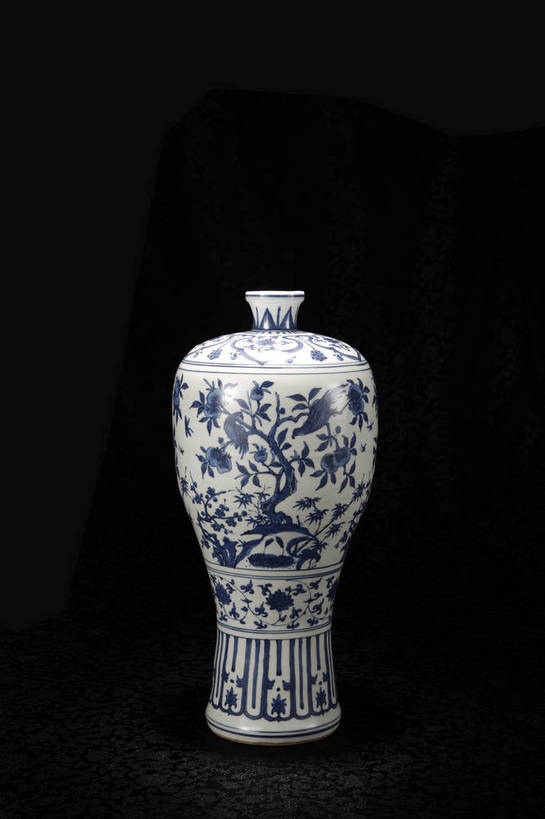 竖图,彩色,室内,白天,静物,北京,中国,花纹,风俗,艺术,纹路,瓷器,瓶,图片,纹理,手工艺品,艺术品,古典,文化,文物,传统,瓶子,工艺品,精神,摄影,古董,青花瓷,珍贵,黑背景,高雅,古物,文明,中国文化,斑纹,珍藏,精美,古玩,肌理,自信心,品位,古代文明,制度,磁器,白地青花瓷,青花,影棚拍摄,保藏,收藏,传统文化,花卉纹,bj174