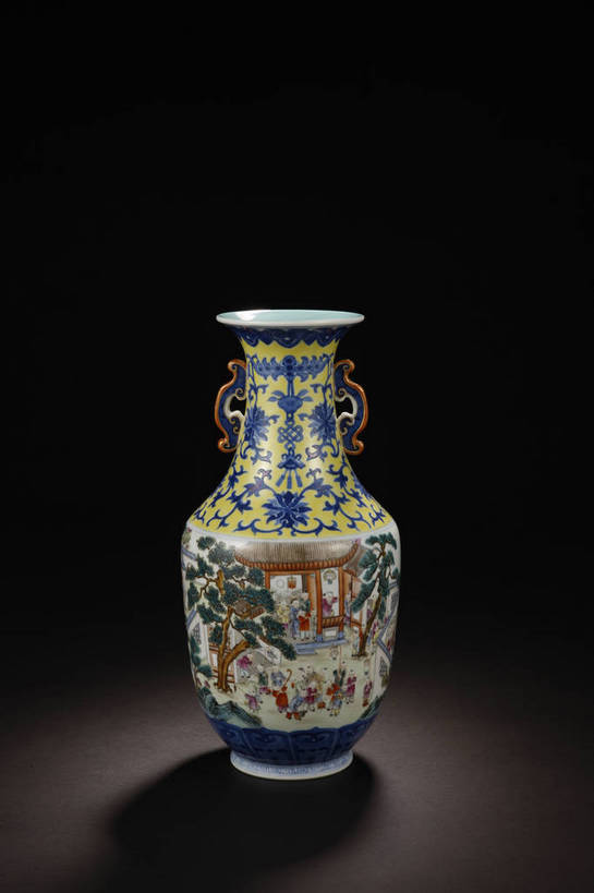 竖图,彩色,室内,白天,绘画,静物,北京,中国,风俗,艺术,彩绘,瓷器,瓶,图片,手工艺品,陶瓷,陶瓷制品,艺术品,古典,文化,文物,传统,瓶子,工艺品,精神,摄影,古董,青花瓷,珍贵,陶艺,黑背景,高雅,古物,文明,中国文化,珍藏,精美,古玩,自信心,品位,彩釉,古代文明,制度,白地青花瓷,青花,画画,影棚拍摄,保藏,收藏,传统文化,双耳瓶,粉彩,粉彩瓷,青花粉彩,bj174