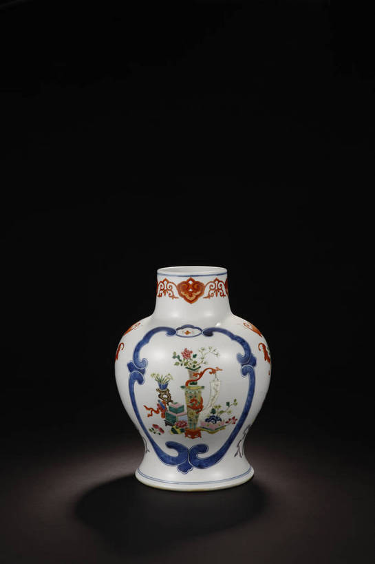 竖图,彩色,室内,白天,绘画,静物,北京,中国,花纹,风俗,纹路,彩绘,瓷器,瓶,图片,纹理,陶瓷,陶瓷制品,艺术品,古典,文化,文物,传统,瓶子,工艺品,精神,摄影,古董,珍贵,陶艺,黑背景,古物,文明,中国文化,斑纹,珍藏,精美,古玩,肌理,彩釉,古代文明,制度,画画,影棚拍摄,保藏,收藏,传统文化,粉彩,粉彩瓷,花卉纹,bj174