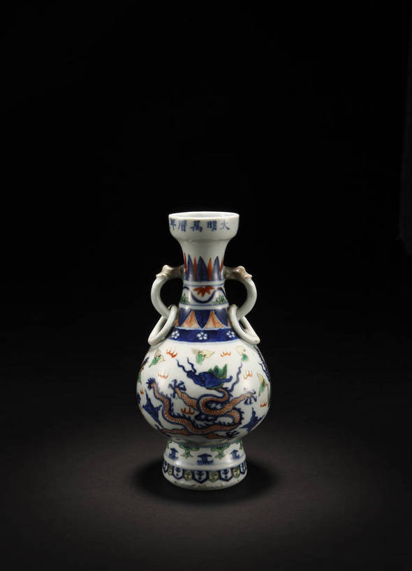 竖图,彩色,室内,白天,绘画,静物,北京,中国,花纹,风俗,纹路,彩绘,瓷器,瓶,图片,纹理,陶瓷,陶瓷制品,艺术品,古典,文化,文物,传统,瓶子,工艺品,精神,摄影,古董,珍贵,陶艺,黑背景,古物,文明,中国文化,斑纹,珍藏,精美,古玩,肌理,龙纹,彩釉,古代文明,制度,画画,影棚拍摄,保藏,夔龙纹,夔纹,收藏,传统文化,双耳瓶,bj174