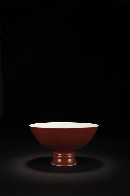 竖图,彩色,室内,白天,绘画,静物,北京,中国,风俗,彩绘,瓷器,图片,陶瓷,陶瓷制品,艺术品,古典,文化,文物,传统,容器,工艺品,碗,精神,摄影,古董,储藏,珍贵,陶艺,黑背景,古物,储存,文明,中国文化,珍藏,精美,古玩,彩釉,古代文明,制度,画画,影棚拍摄,保藏,收藏,贮存,传统文化,高足碗,红釉,bj174