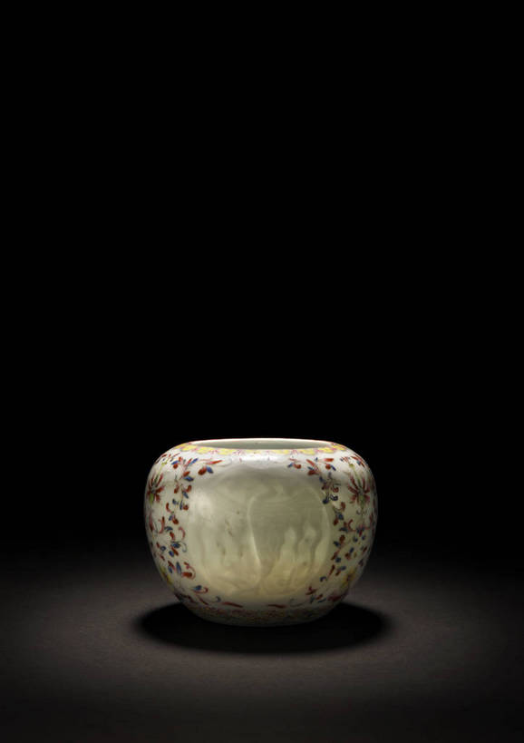 竖图,彩色,室内,白天,绘画,静物,北京,中国,花纹,风俗,纹路,彩绘,瓷器,图片,纹理,陶瓷,艺术品,古典,文化,文物,传统,容器,工艺品,精神,摄影,古董,储藏,珍贵,陶艺,黑背景,古物,储存,文明,中国文化,斑纹,珍藏,精美,古玩,肌理,彩釉,古代文明,制度,画画,影棚拍摄,保藏,收藏,贮存,传统文化,瑞兽纹,水丞,水盂,砚滴,粉彩,粉彩瓷,水呈,花卉纹,bj174